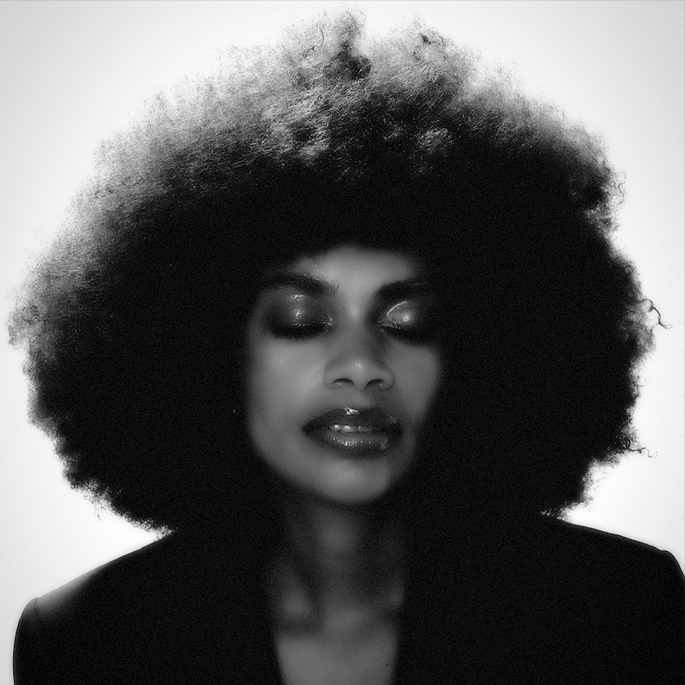 オランダと南アフリカにルーツを持つシンガーソングライターJoya Mooiが、ニューEP『All The Things』を4月24日にリリース