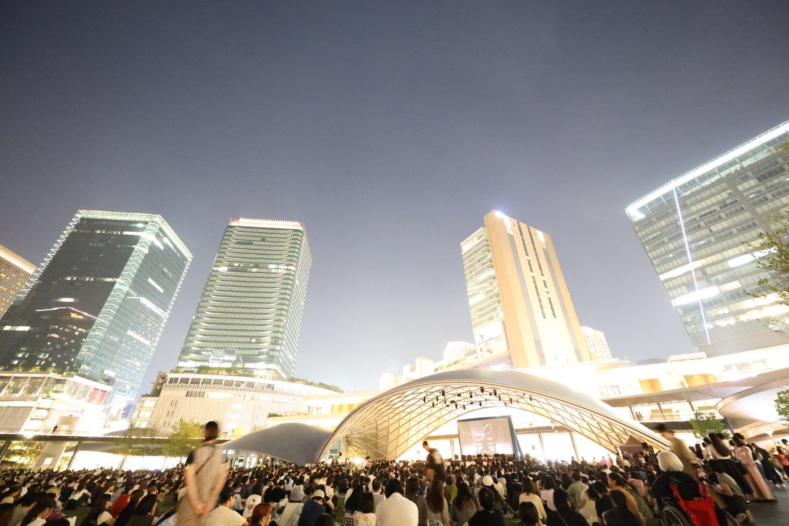 坂本龍一、最後のピアノソロ『Opus』を夜空の下で——大阪・うめきた公園が“一夜限りのシネマ空間”へ