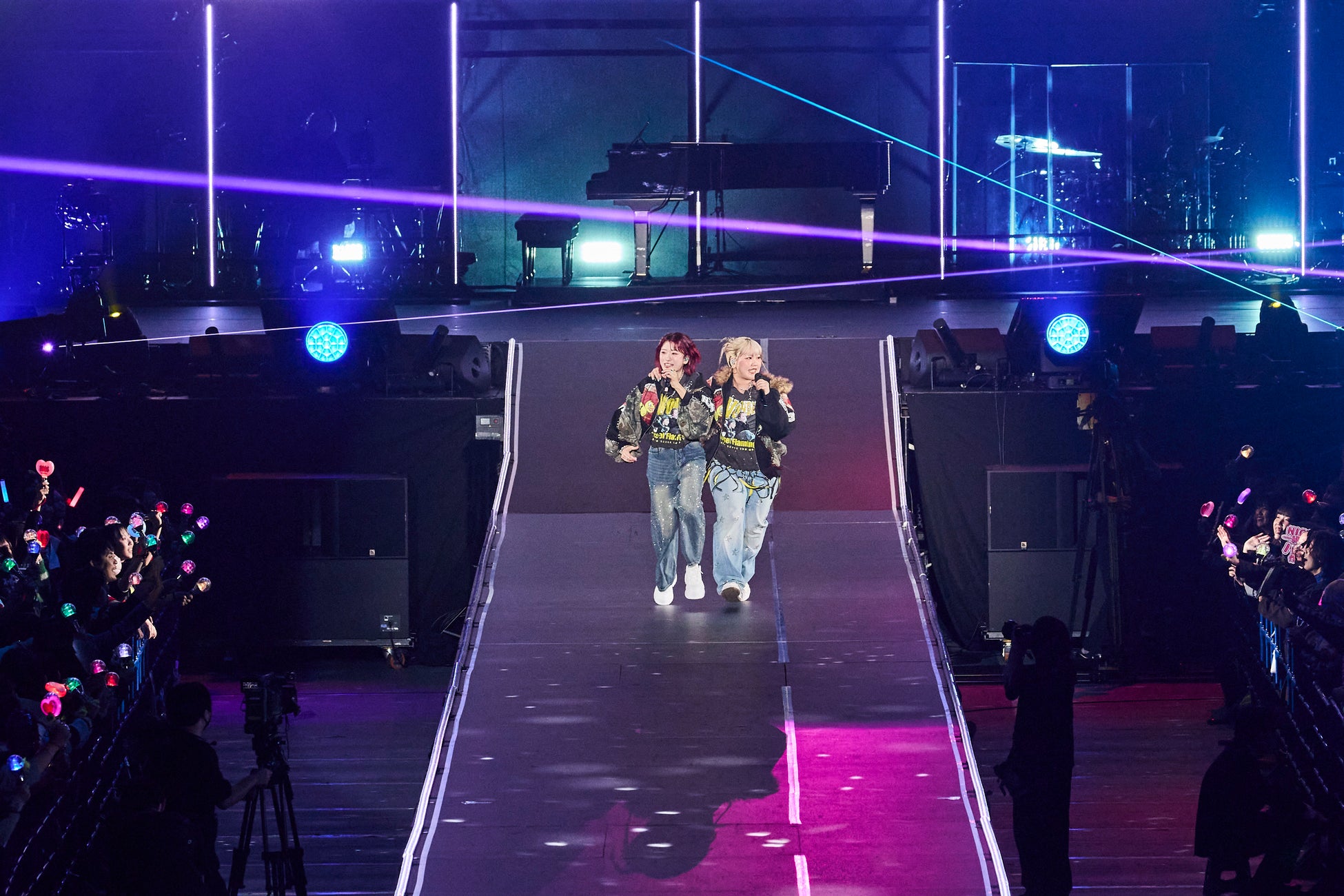 めくった先に現れる、select rainの特別な一瞬・・・平成フラミンゴの横浜アリーナ公演　密着番組放送記念　横浜駅でピールオフ広告実施！