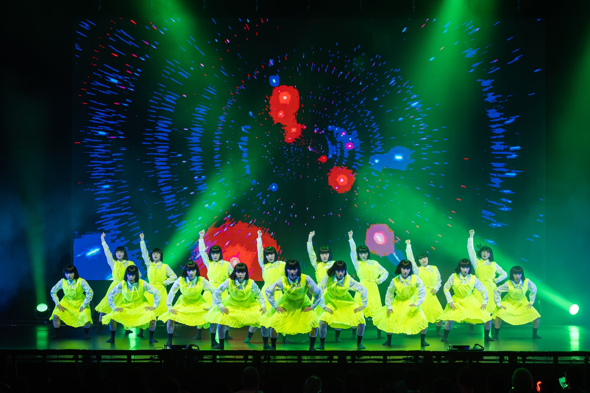 アバンギャルディ、モード学園の学生が制作した衣装をアジアツアーで着用