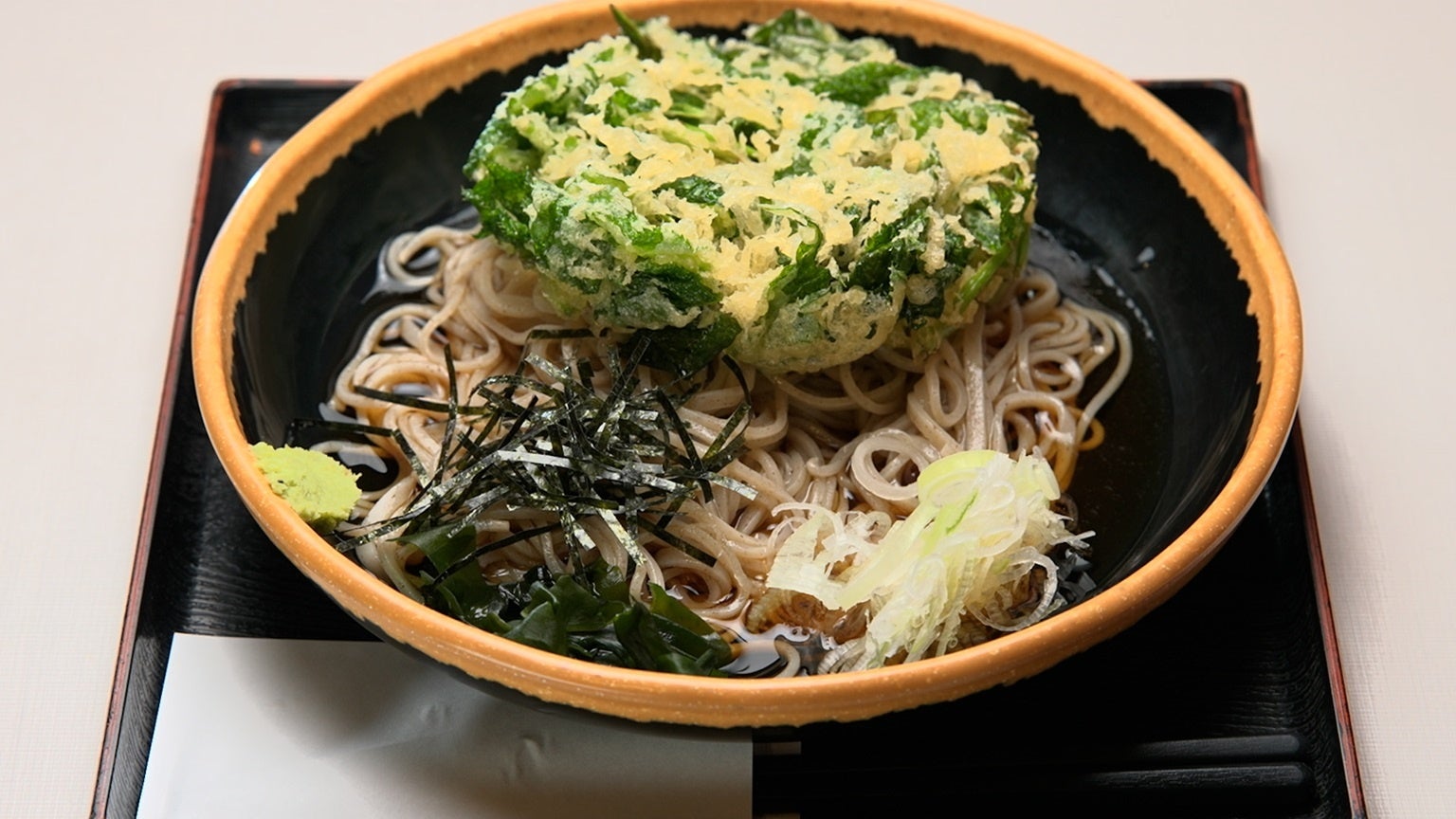 【ＢＳ日テレ】元プロボクサーの店長が作る水加減にこだわった二八そば　ドランク塚地「サクサク感が半端ない！バルス唱えたみたいにバラバラと落ちていく」 名物明日葉天にKO寸前！