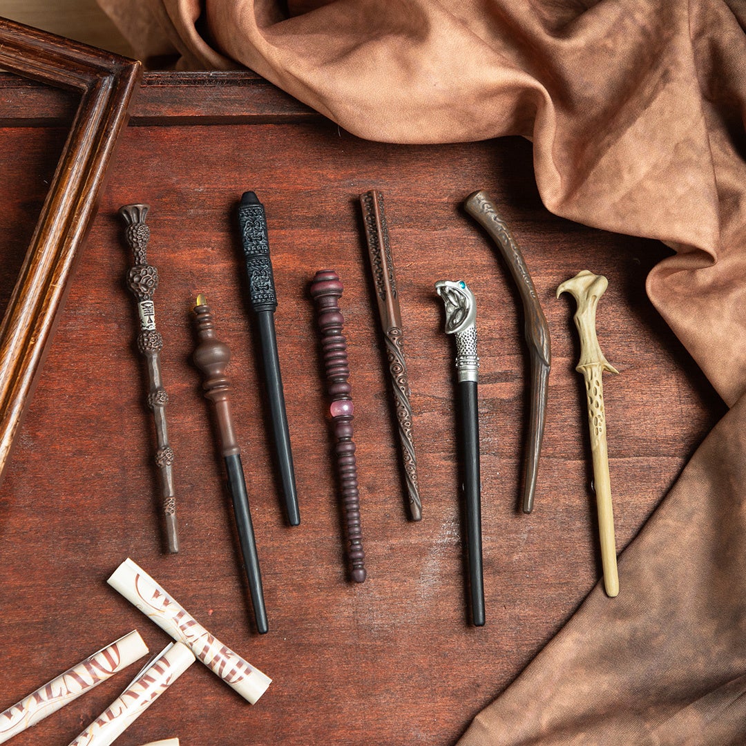 先端に内蔵したマグネットに反応して金具がくっつく不思議なアイテム「ハリー・ポッター ワンドマグネットコレクション」に新デザインが登場！2026年5月1日(金)よりハリー・ポッター　マホウドコロにて販売