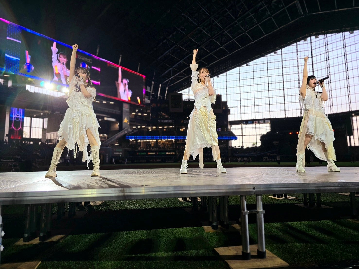ClariS エスコンフィールドHOKKAIDOにて開催された、北海道日本ハムファイターズ《FIGHTERS ENTERTAINMENT WEEKEND》にに初登場！