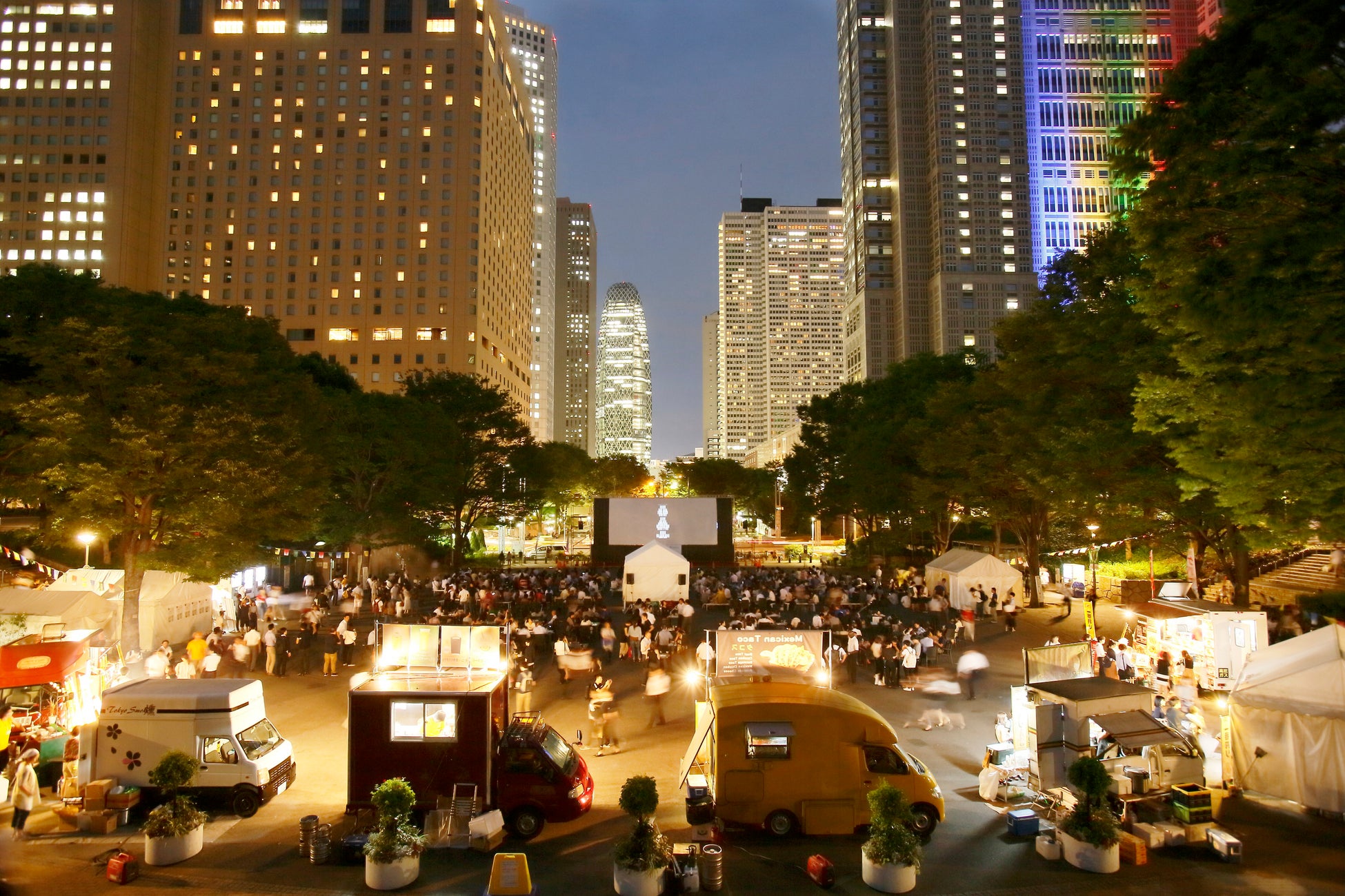 ６月３日～６日、「人」中心のまちへ、変わりゆく西新宿の夜景と共に名画を味わう「Screen @ Shinjuku Central Park」開催