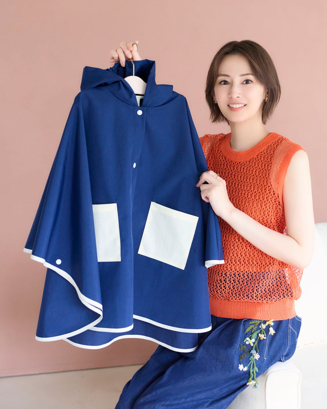 「まさか、自分で作れるなんて！」――ハンドメイド好きの北川景子さんが連載中の人気手芸雑誌「コットンタイム」7月号（6/5発売）でレインポンチョに挑戦！娘さん用に、紺✕オフ白の清楚な作品を完成させました