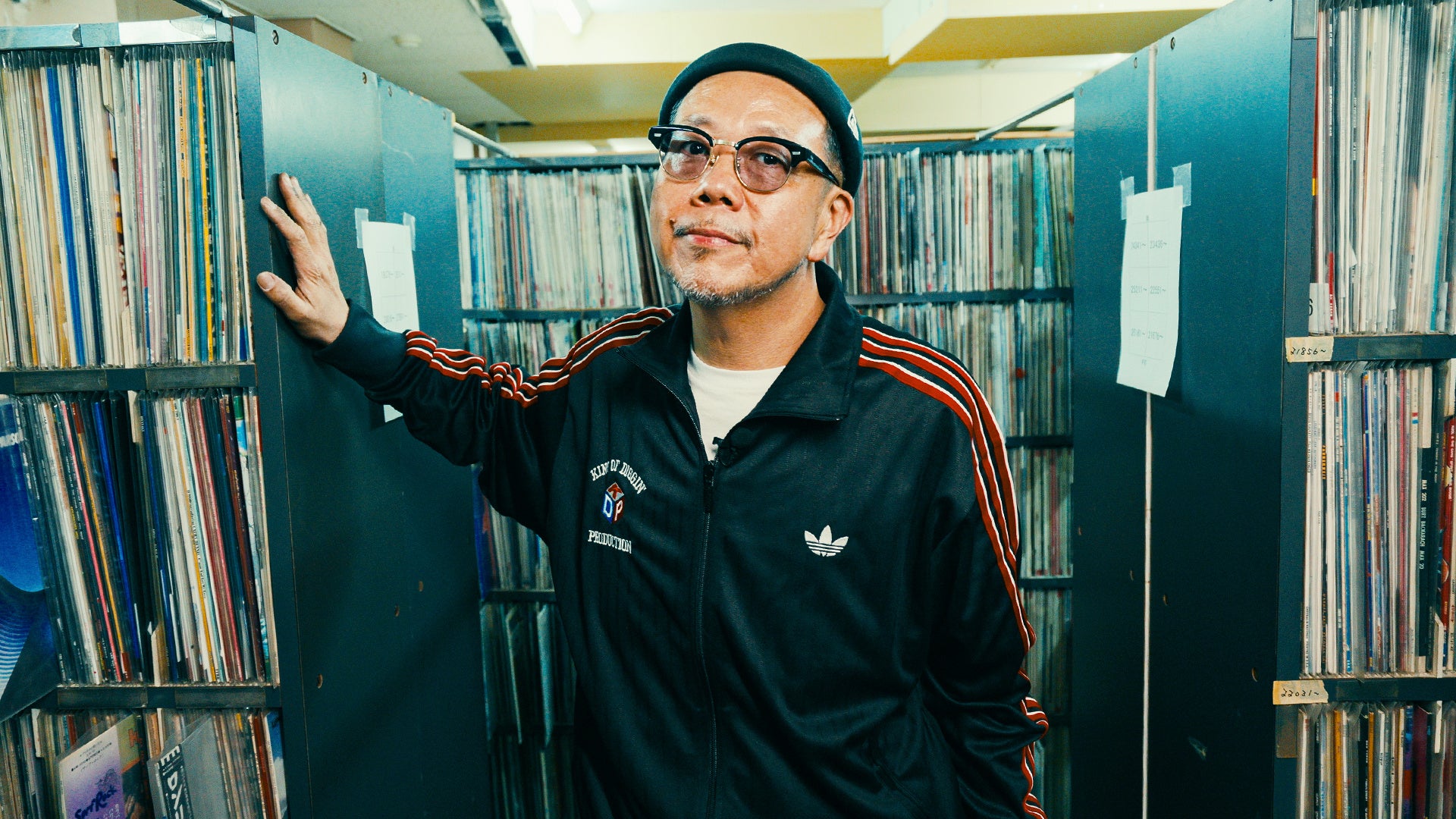 “King Of Diggin’” DJ MUROが、USENレコードライブラリーに初潜入。十数万枚規模の音楽アーカイブを2日間にわたりDIG。