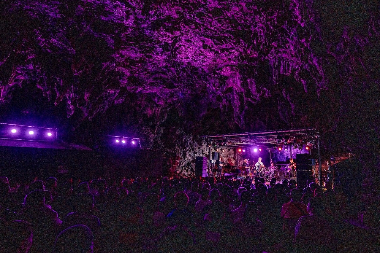 石井竜也、7年ぶりに洞窟ステージへ。cobaプロデュース「魂の音楽祭 マブイオト vol.17」沖縄・ガンガラーの谷にて2026年10月31日（土）・11月1日（日）開催