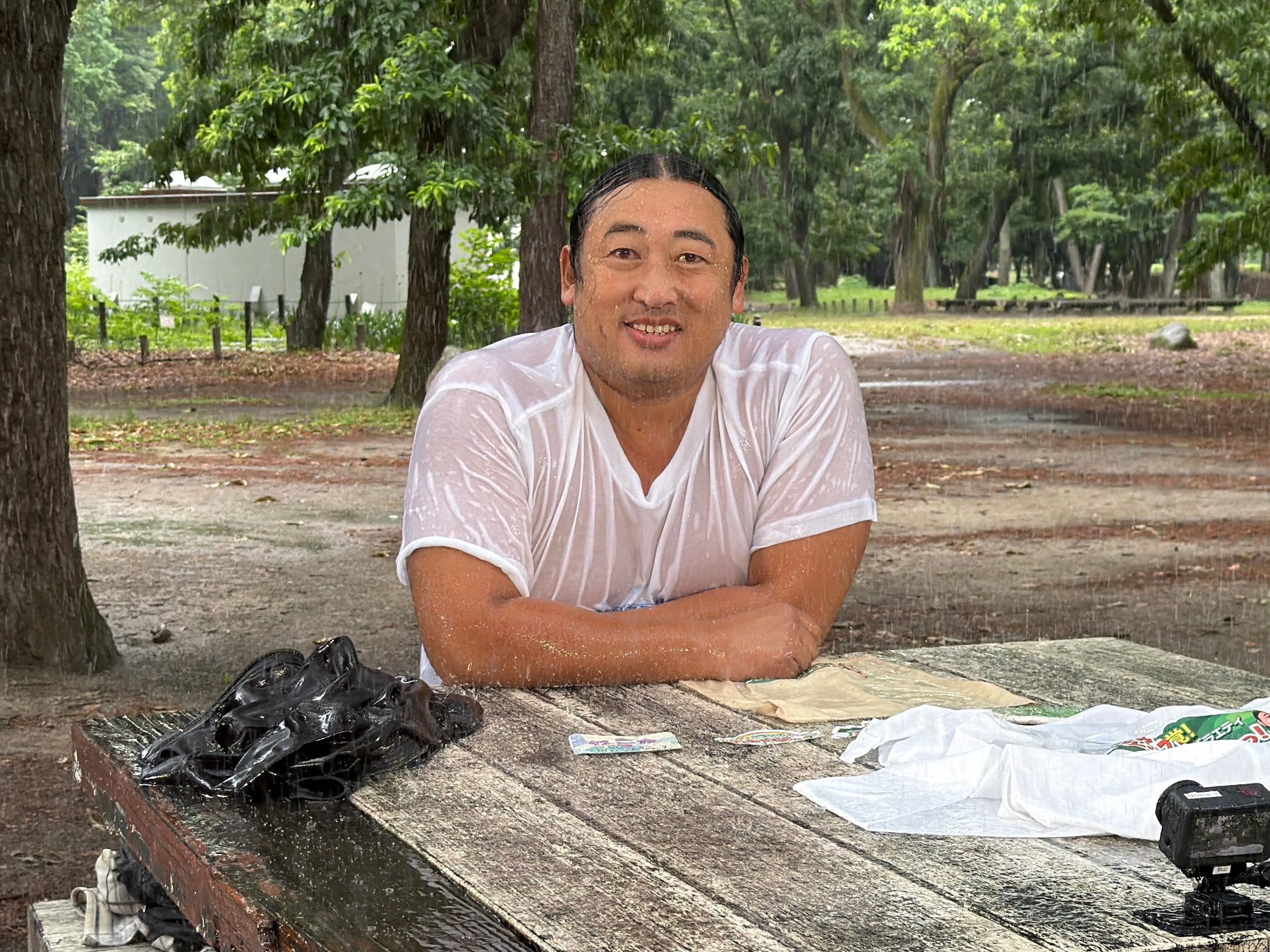 メ〜テレ『秋山の楽しすぎる約30分』でロバート秋山 “雨を全く気にしないバラエティ“で ズブ濡れに！？秋山「梅雨でロケの内容を変更するのは大変。視聴者の皆さんも、雨の画に慣れて」