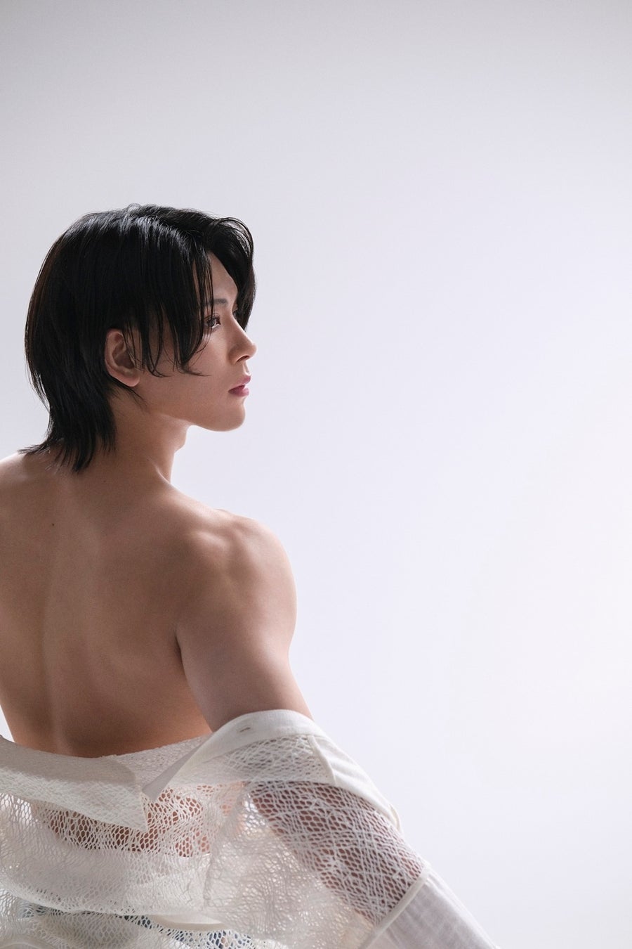 ミュージカル「忍たま乱太郎」で注目を集める俳優・松原凛の初写真集が発売決定！ 木登り＆刀を振りかざす迫力のカットを先行公開