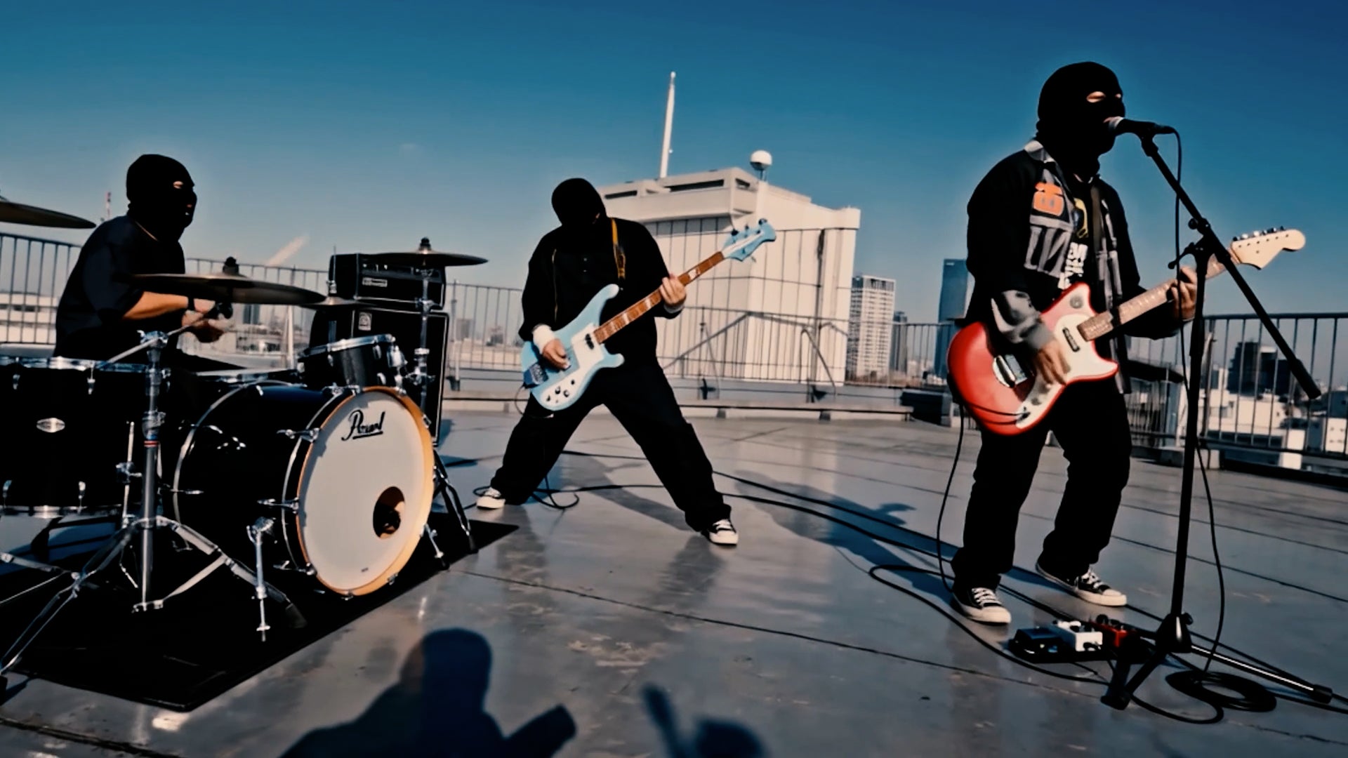 正体不明のハードコアJ-POPバンドthe bercedes menz、ついに顔出し解禁…!? 初のドラマタイアップ楽曲MV公開！