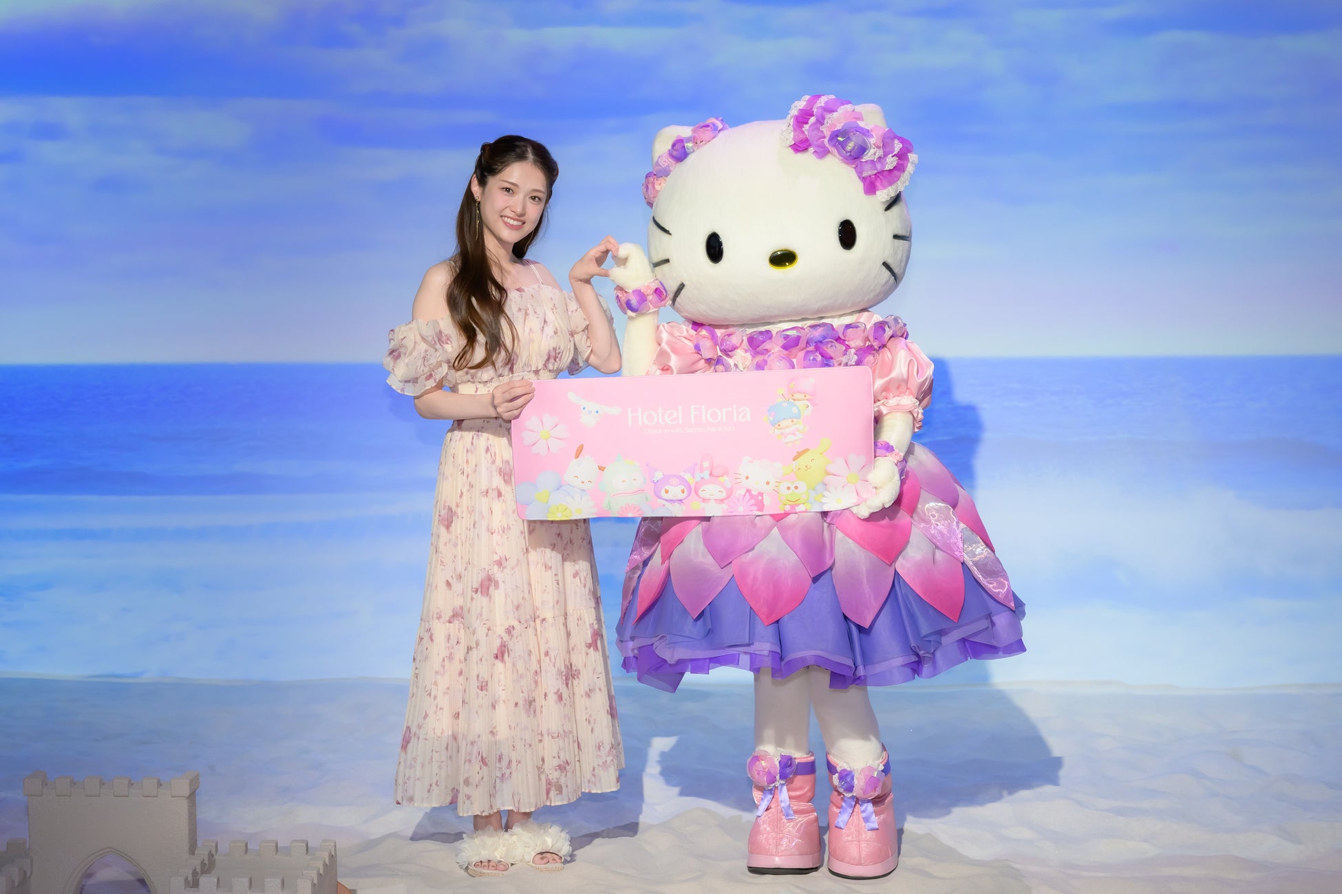 『Sanrio characters Exhibition Hotel Floria Tokyo（ホテルフローリア トーキョー）』松村沙友理さんがハローキティと“かわいい”ポーズ！