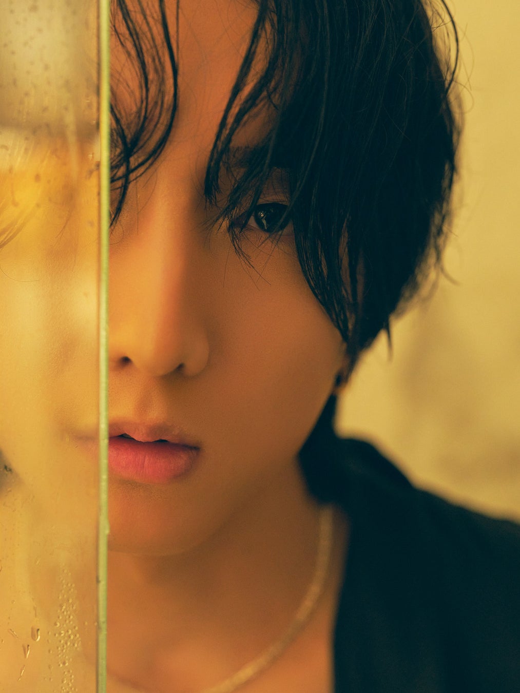人気声優・小林千晃のデビュー10周年記念写真集「Chiamore」から、ホテルで撮影されたセクシーな先行カット第4弾が初解禁！