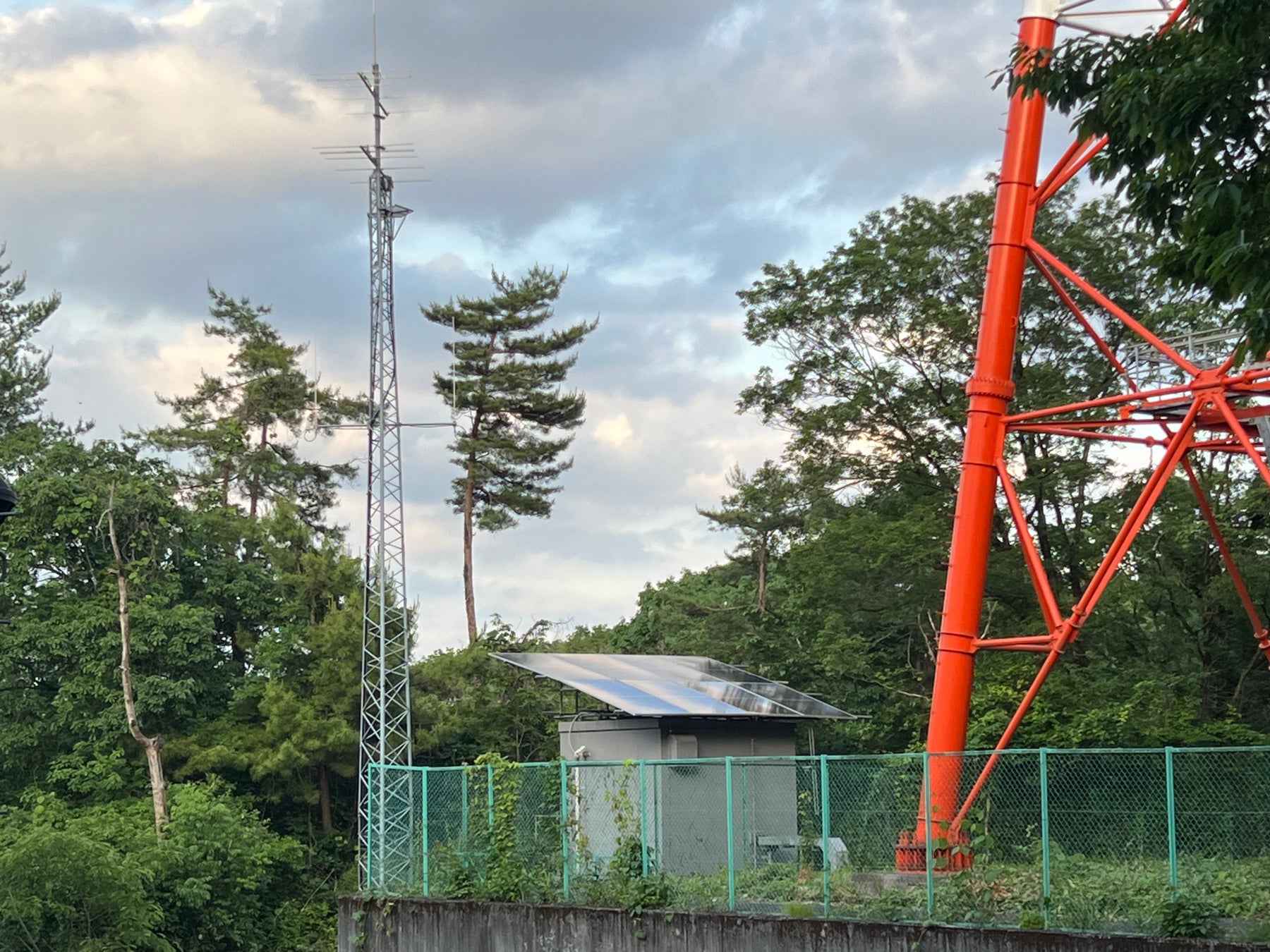「つくる」＆「ためる」でGXを促進！中継局放送設備へ太陽光発電（PV）設備を導入