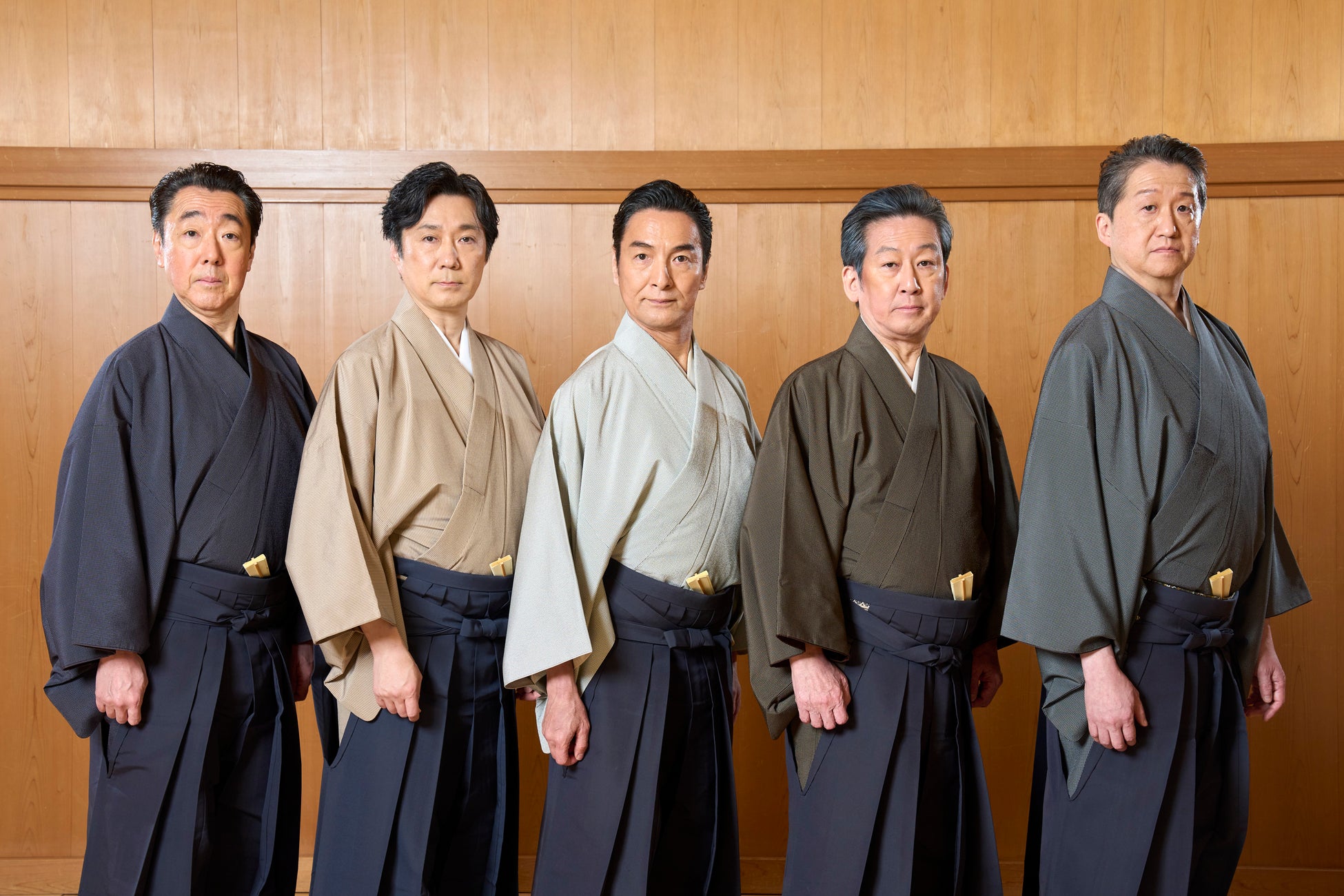 江戸の恋物語を、紫綬褒章の日本舞踊家5人が踊る。 舞台美術は400年の伝統工芸