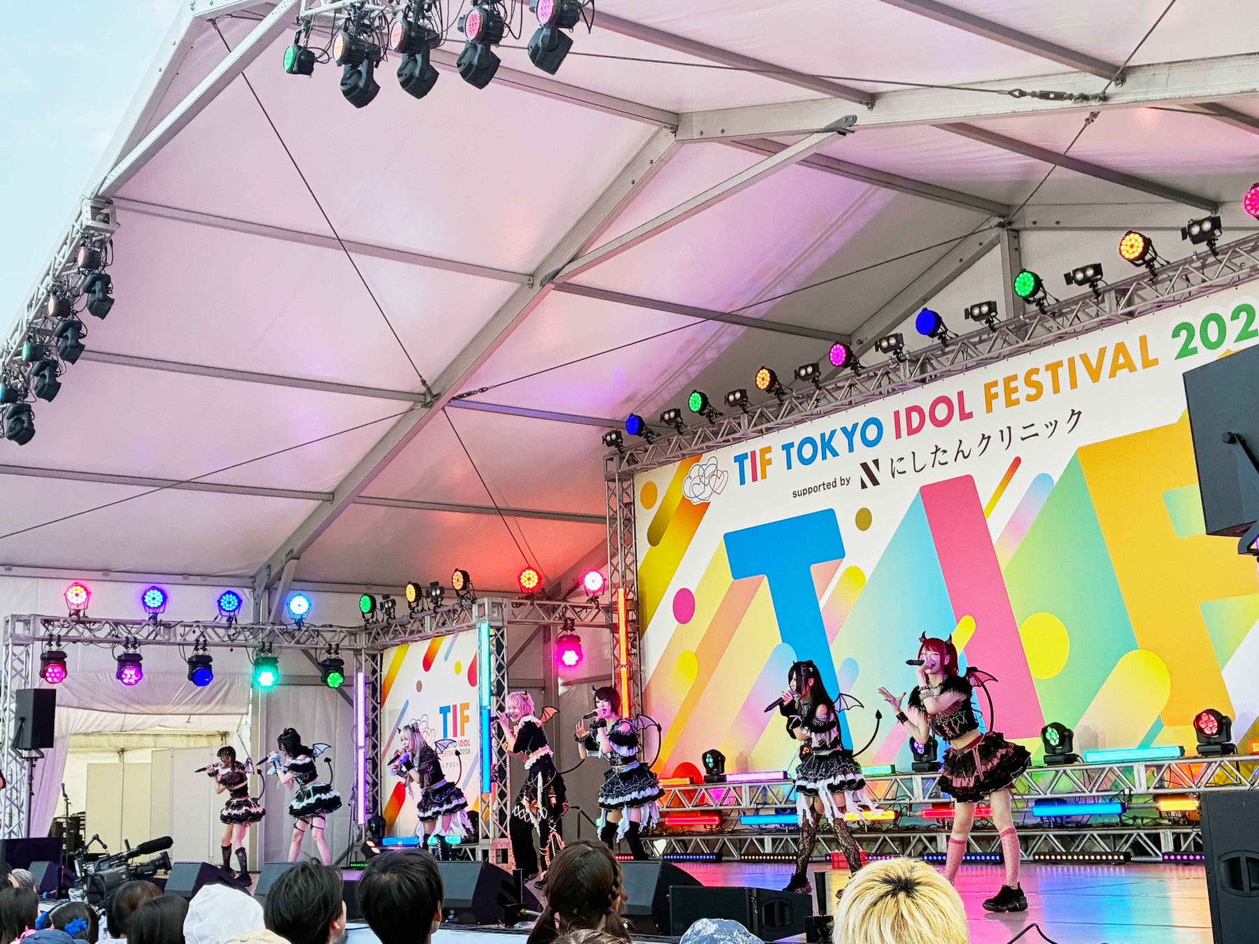 AVAM、「TOKYO IDOL FESTIVAL 2026」全日出演！初のHOT STAGE＆新曲「てれぱしい♡はあと」初披露【全日セットリスト掲載】