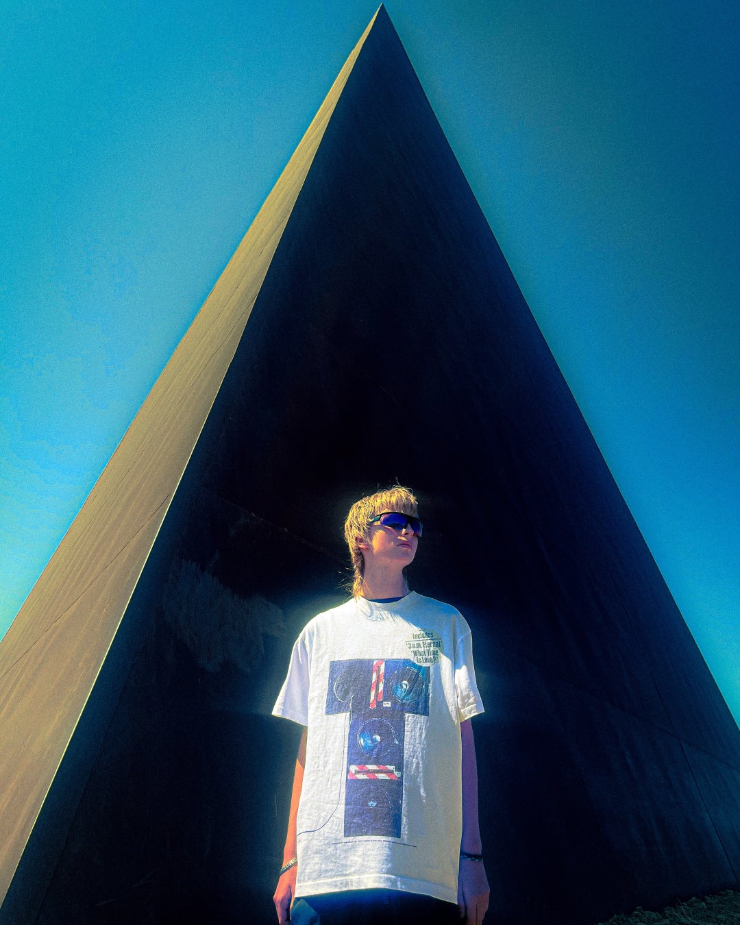 The KLF『The White Room』発売35周年記念、Behind the Scenes®がオフィシャルTシャツを限定発売