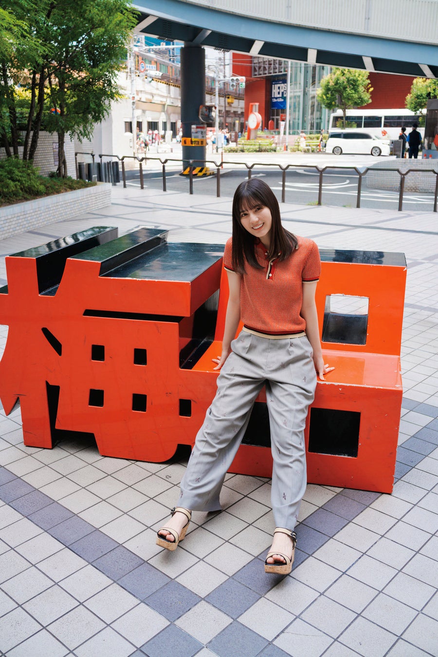 昨年の“こさかなと遊ぼう！”から1年。今年は故郷・大阪へ！ テーマは“こさかなと帰ろう！” 日向坂46・小坂菜緒が「B.L.T.10月号」の表紙巻頭に登場！