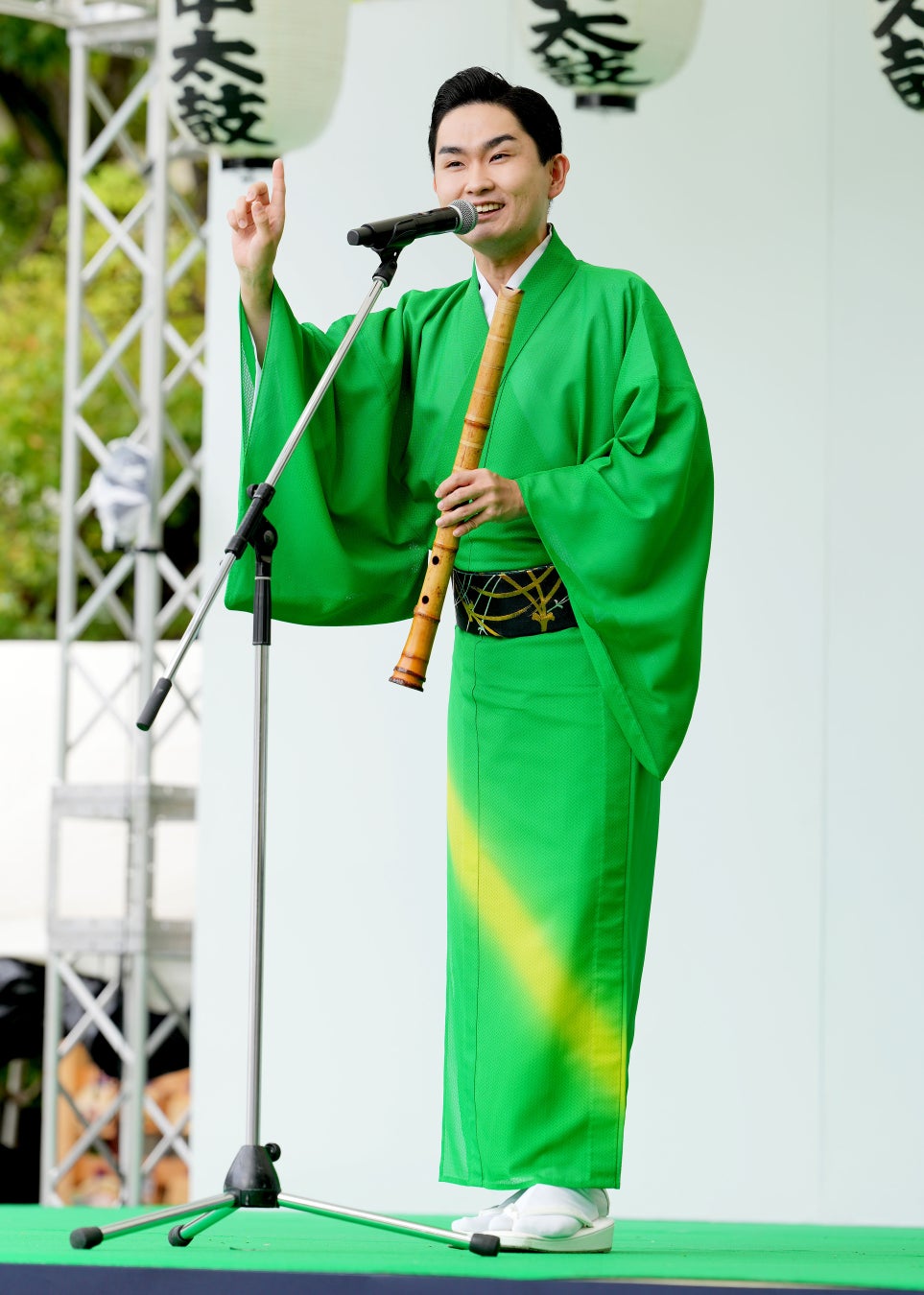 三刀流歌手・彩青が東京・富岡八幡宮例大祭で歌唱ステージ。新曲「門前仲町の恋ざくら」など全５曲熱唱