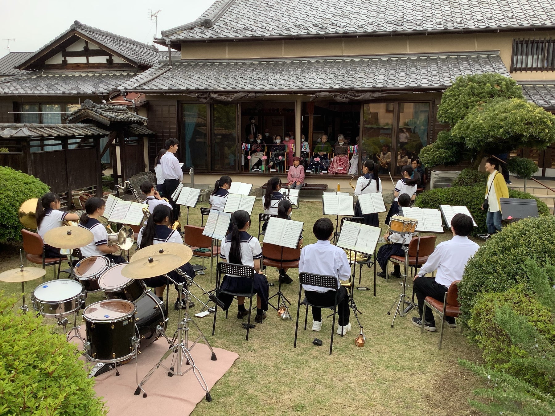 「高校生の音楽が100歳の高齢者へ――熊谷商業高校吹奏楽部と高齢者が『新緑の庭園コンサート』で世代交流」