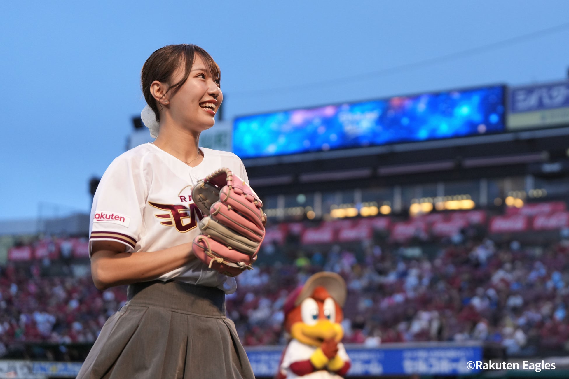 楽天モバイル 最強パーク宮城で冠協賛試合「ミクチャDAY」を開催！元・NPBチアで東北に縁のあるミクチャライバーのきみかが始球式で全力投球「ずっと目標に掲げていた夢が叶ってすごく嬉しいです」