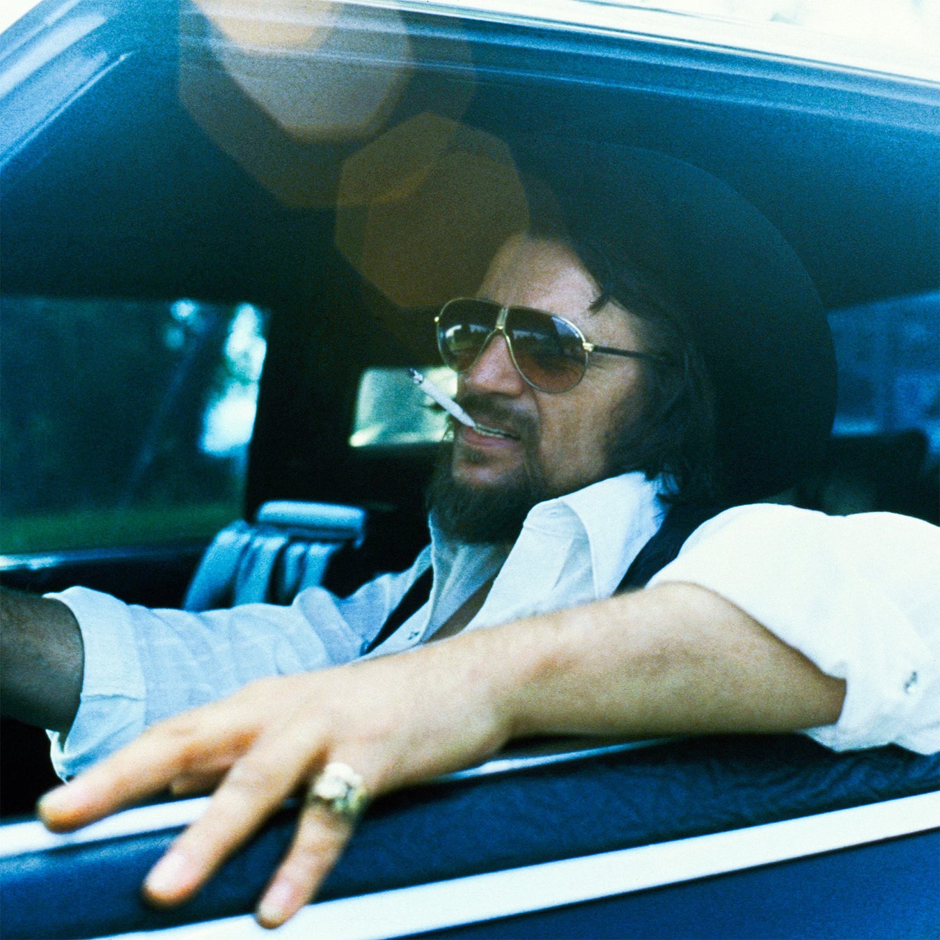 没後２４年となる伝説のスーパースター、WAYLON JENNINGS（ウェイロン・ジェニングス）の最新楽曲「Same Old Blues feat. Jessi Colter」が公開に