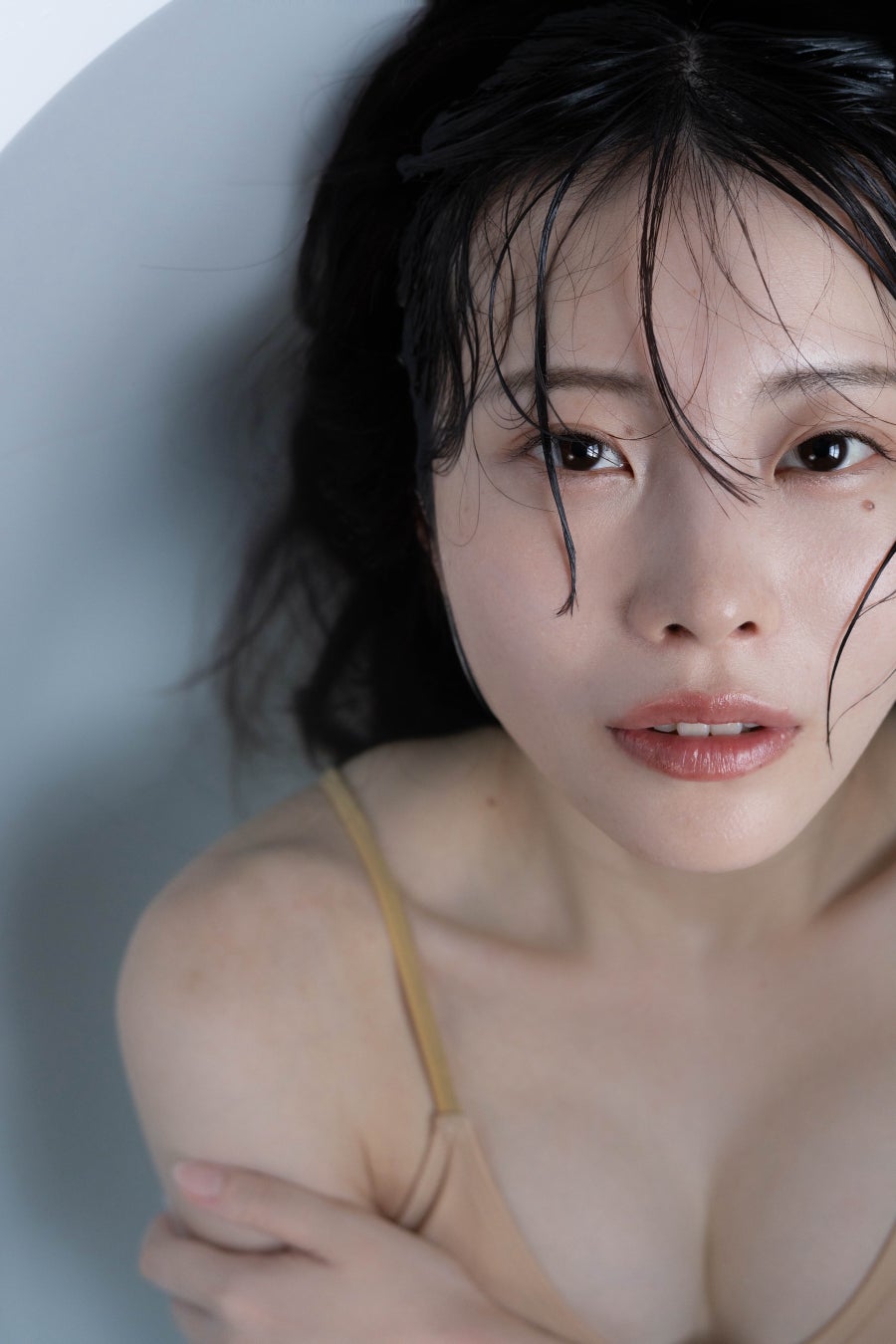 SNS総再生1億回超、“となりの彼女”なでが初のグラビア写真集を出版へ。大胆な美尻ショットを解禁